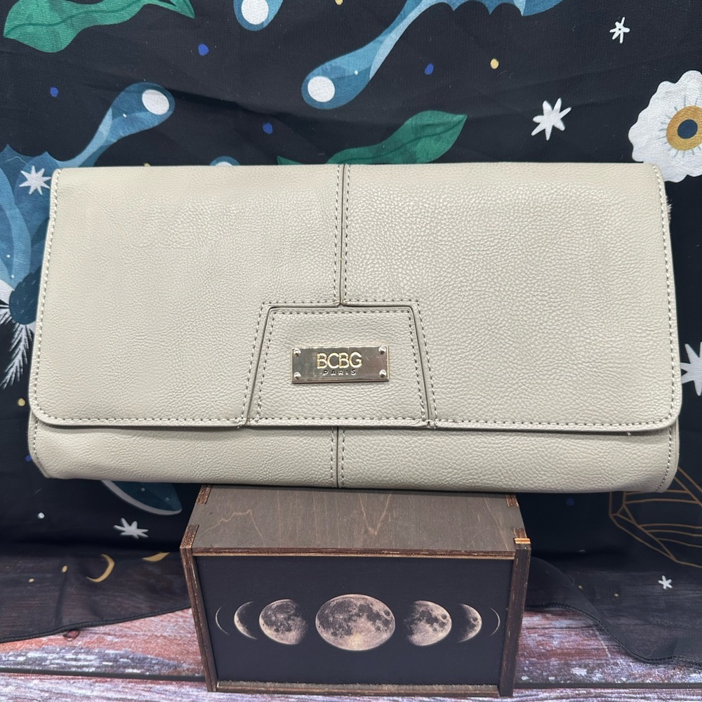 BCBG | Gray Soft Vegan Pebble Leather Maxi Clutch NWT - Picture 5 of 7